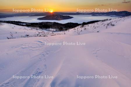 屈斜路湖と日の出