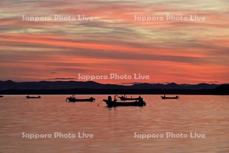 サロマ湖の夕焼けと係留船