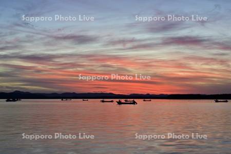 サロマ湖の夕焼けと係留船