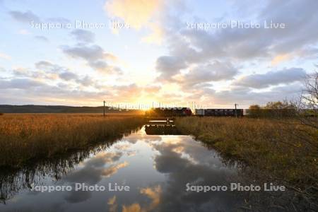 パシクルの夜明けと貨物列車