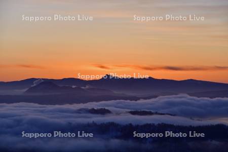 屈斜路湖の夜明けと雲海