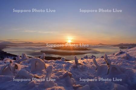 屈斜路湖の朝日と樹氷