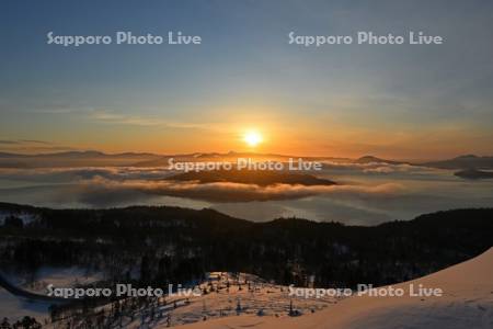 屈斜路湖の朝日と雲海