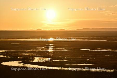 釧路湿原の夕日と増水した釧路川