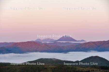阿寒と屈斜路湖カルデラのモルゲンロート
