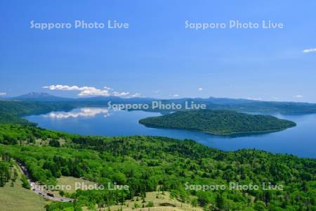 美幌峠から望む初夏の屈斜路湖
