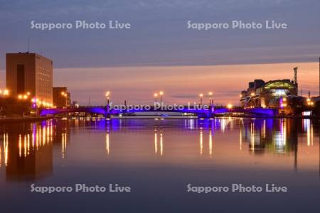 ライトアップの幣舞橋と夕焼け