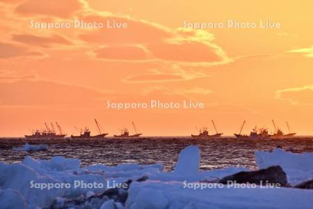 朝焼けとホタテ漁船と流氷