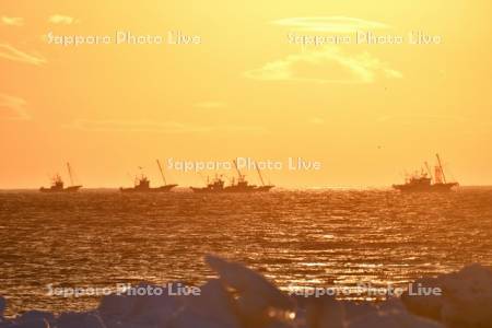 朝焼けとホタテ漁船と流氷