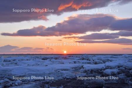朝日と流氷