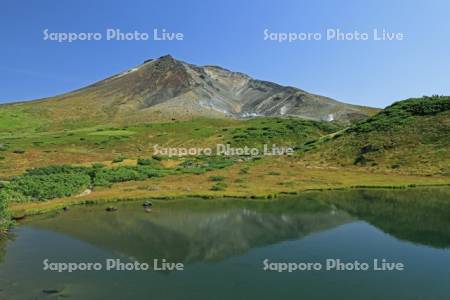 旭平の夫婦沼と秋の旭岳
