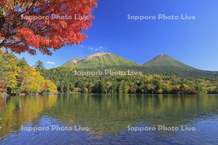 オンネトーの紅葉と雌阿寒岳と阿寒富士