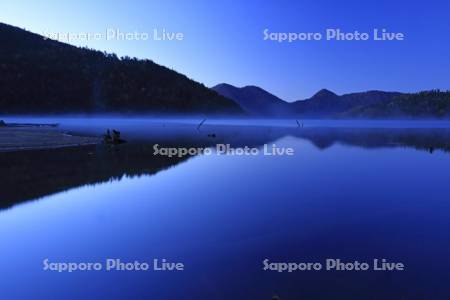 朝もやの夜明けの然別湖