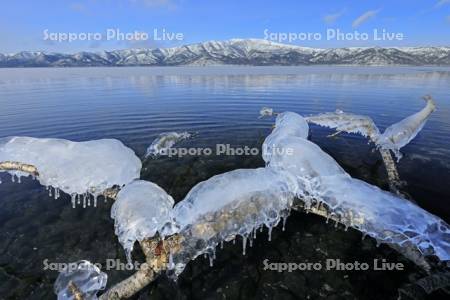 屈斜路湖湖畔のつららと藻琴山