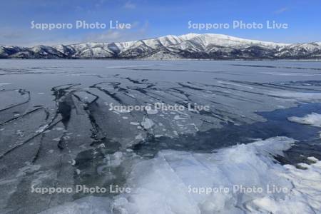 凍る屈斜路湖と藻琴山