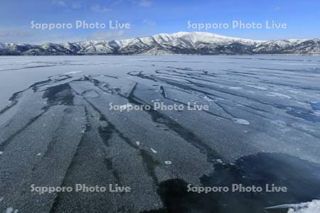 凍る屈斜路湖と藻琴山