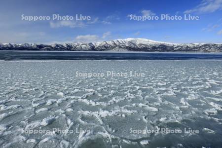 凍る屈斜路湖と藻琴山