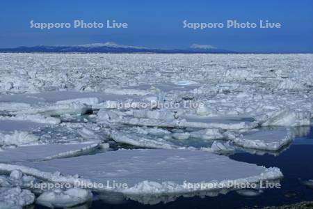 野付半島から流氷と国後島