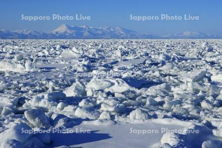 野付半島から流氷と知床連峰・世界遺産