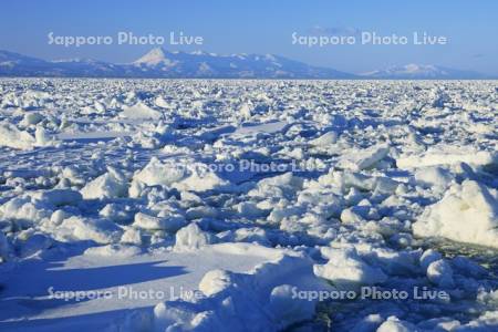 野付半島から流氷と知床連峰・世界遺産