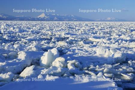 野付半島から流氷と知床連峰・世界遺産
