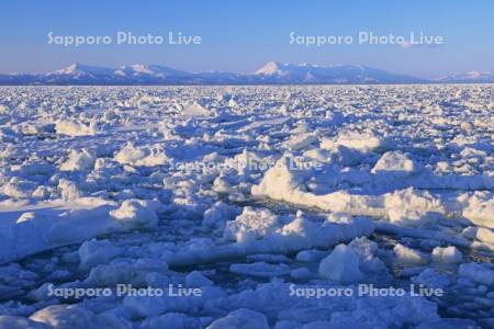 野付半島から流氷と夕景の知床連峰・世界遺産