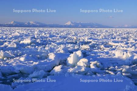 野付半島から流氷と夕景の知床連峰・世界遺産