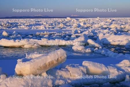 野付半島から流氷と夕景の国後島