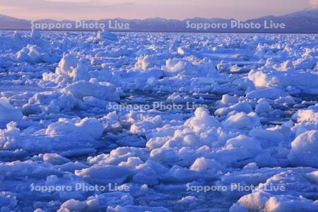 野付半島から流氷と夕景の知床半島