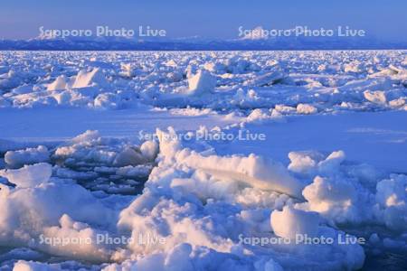 野付半島から流氷と夕景の知床連峰・世界遺産
