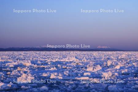 野付半島から流氷と夕景の国後島
