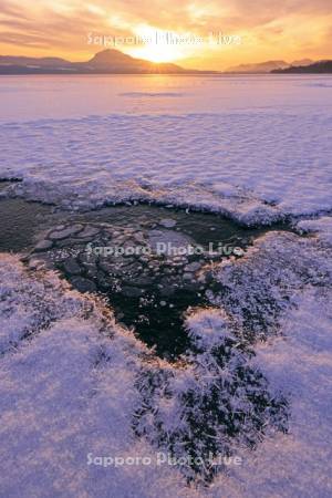 朝の屈斜路湖のアイスバブルとフロストフラワー