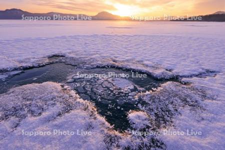 朝の屈斜路湖のアイスバブルとフロストフラワー