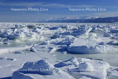 オホーツク海の流氷と知床連峰・世界遺産