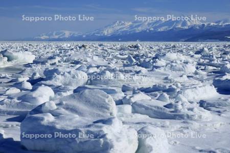 オホーツク海の流氷と知床連峰・世界遺産