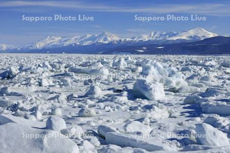 オホーツク海の流氷と知床連峰・世界遺産