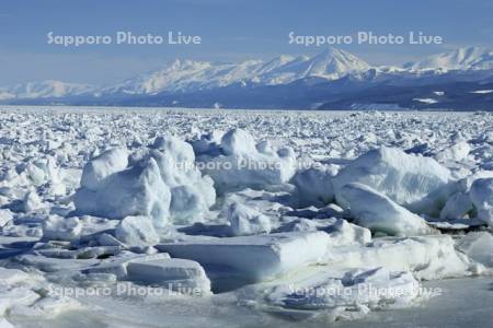 オホーツク海の流氷と知床連峰・世界遺産