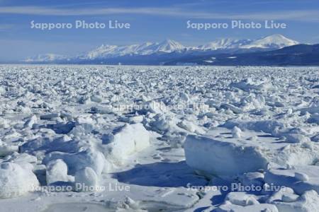 オホーツク海の流氷と知床連峰・世界遺産