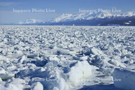 オホーツク海の流氷と知床連峰・世界遺産