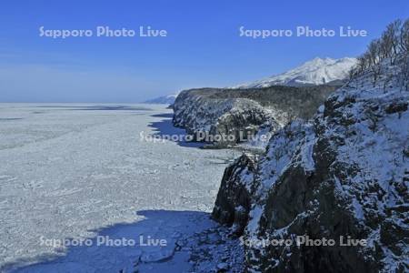 岩尾別海岸の流氷と知床連峰・世界遺産