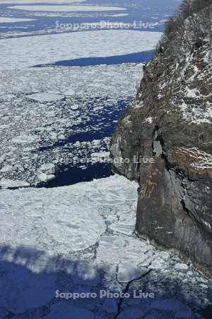 湯の華の滝の断崖からオホーツク海の流氷・世界遺産