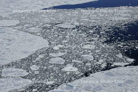 湯の華の滝の断崖からオホーツク海の流氷・世界遺産