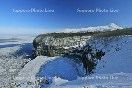 湯の華の滝と流氷と知床連峰・世界遺産