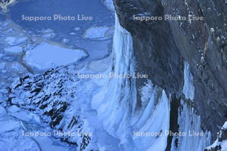 凍る湯の華の滝とオホーツク海の流氷・世界遺産