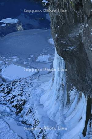 凍る湯の華の滝とオホーツク海の流氷・世界遺産