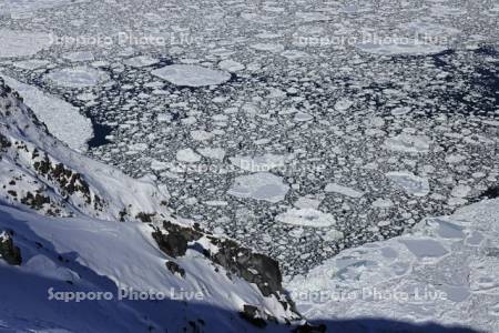 湯の華の滝の断崖からオホーツク海の流氷・世界遺産