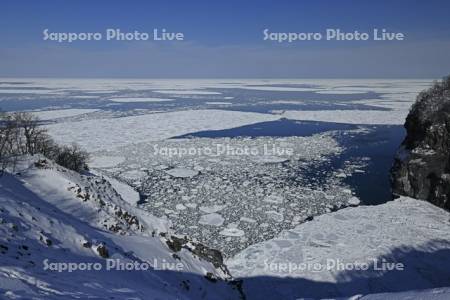 湯の華の滝の断崖からオホーツク海の流氷・世界遺産