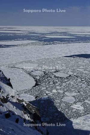 湯の華の滝の断崖からオホーツク海の流氷・世界遺産