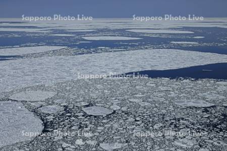 湯の華の滝の断崖からオホーツク海の流氷・世界遺産