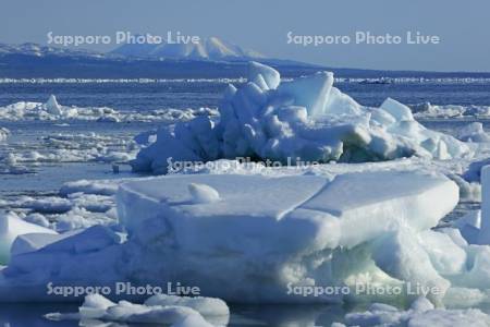 オホーツク海の流氷と国後島